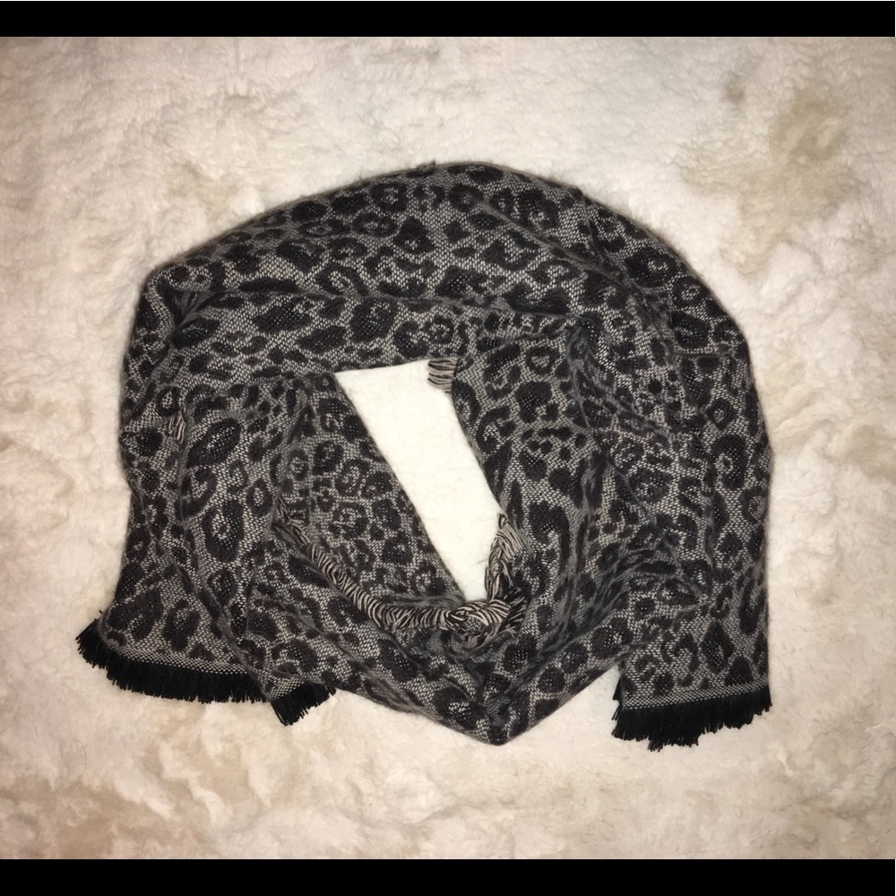 Cheetah Print Scarf - Picture 2 of 4